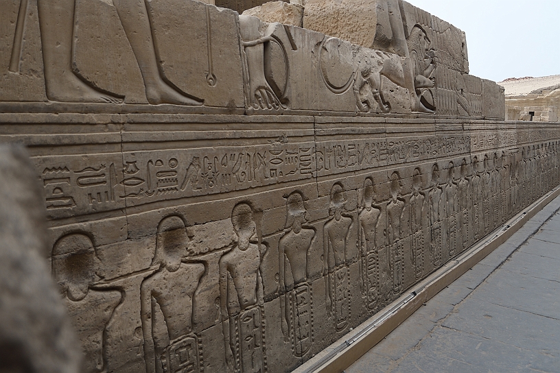 69 MAK_6402.jpg - Sotto il leone una processione di prigionieri stranieri legati.